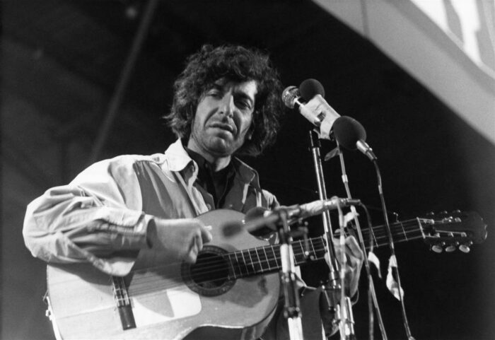 Romantik Devrimci Leonard Cohen fiziksel yaşama olgunlukla veda etti.